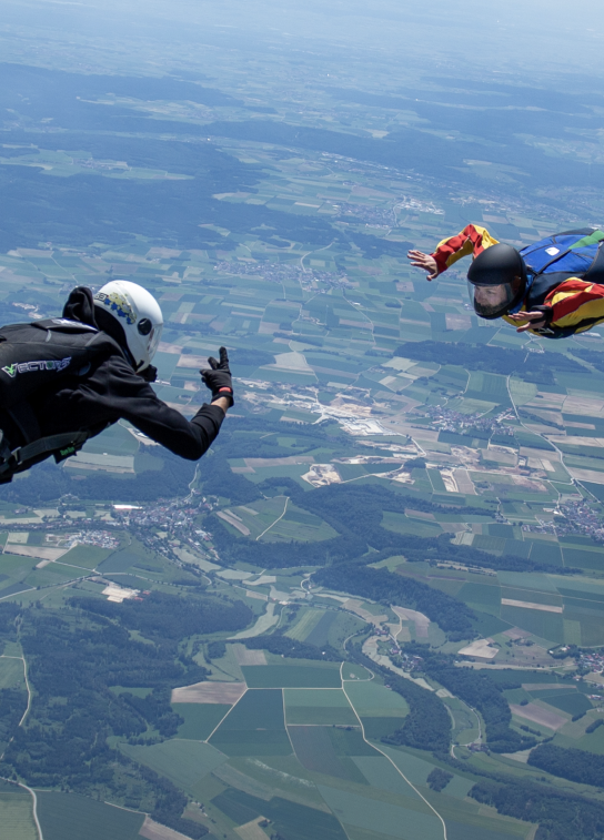 Die Fallschirm-Ausbildung bei Skydive Colibri bietet dir viele Möglichkeiten. Klick dich hier durch!