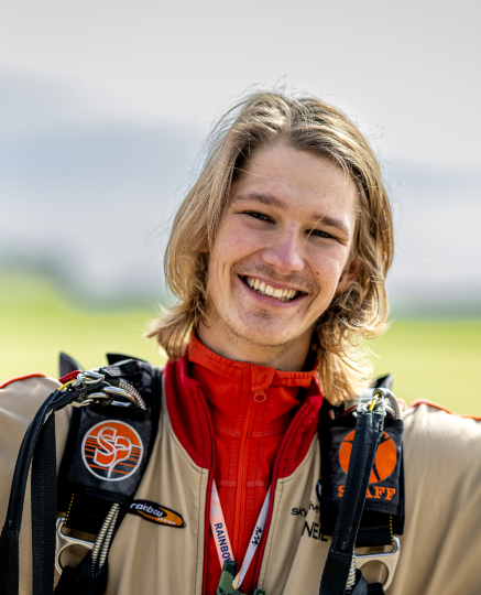 Neil Lipps ist Ausbildungsleitung und Tandempilot bei Skydive Colibri