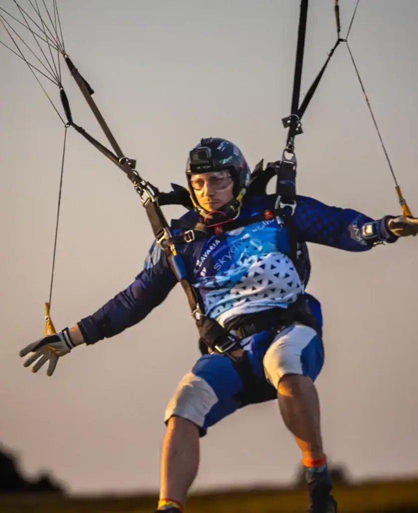 Tandempilot Marcel, konzentriert bei der Landung mit seinem Sportschirm.